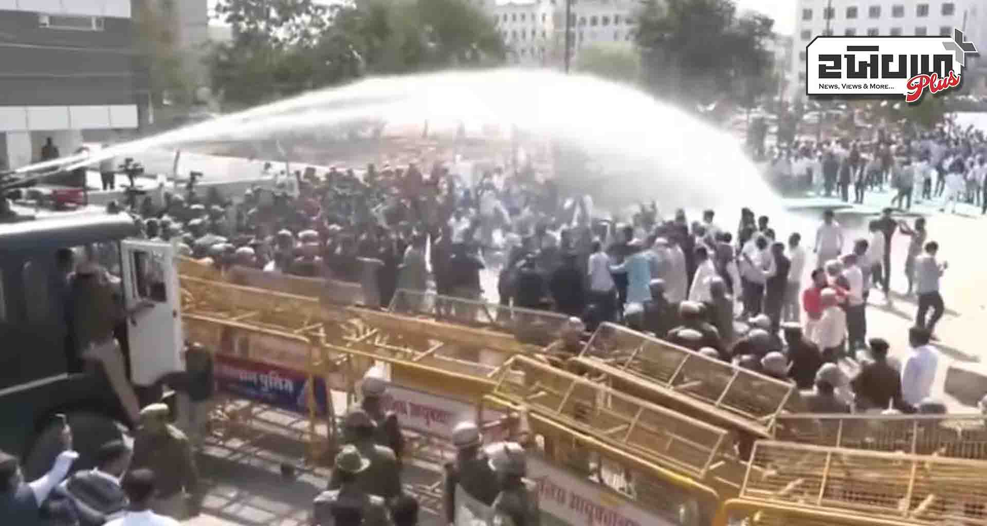 કોંગ્રેસે વિધાનસભાને ઘેરી; રાજસ્થાન વિધાનસભાની બહાર ભારે હંગામો નિવેદનનો વિરોધ