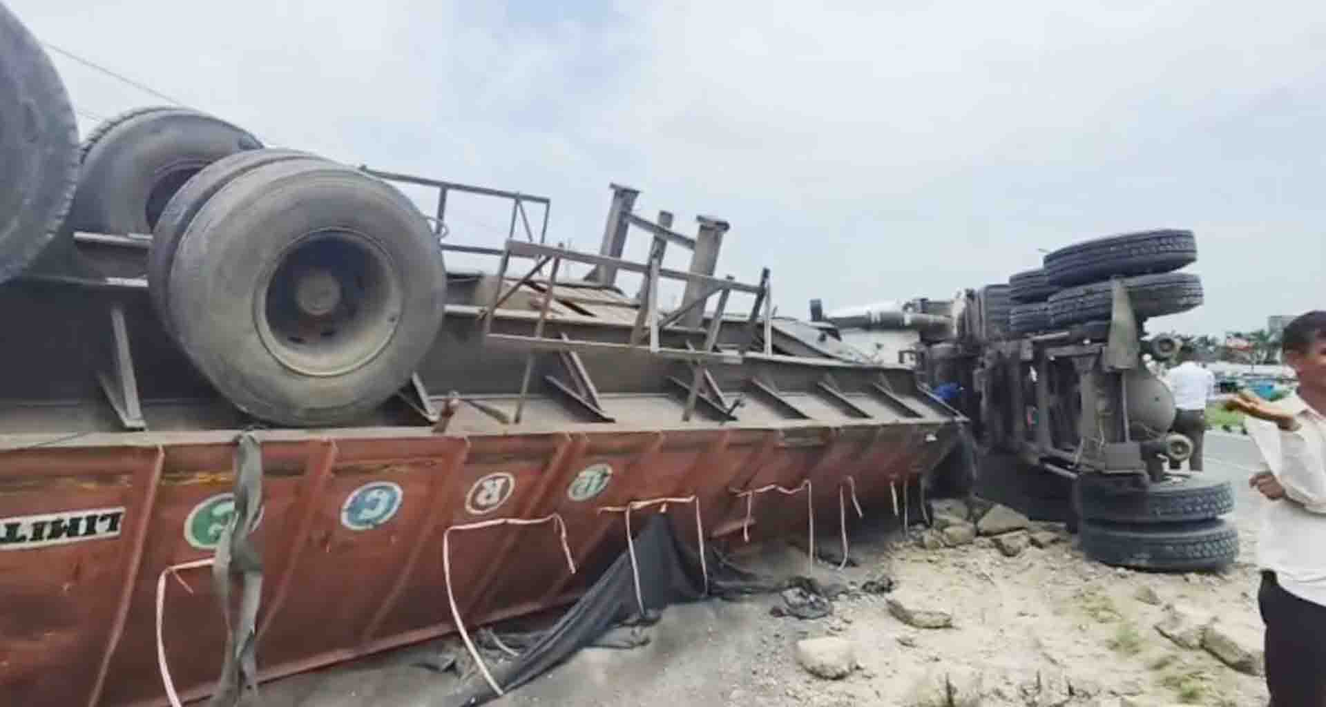 ડીસાના ભોયણ હાઈવે પર કોલસા ભરેલી ટ્રક પલટી, સર્વિસ રોડ બંધ કરાતા ટ્રાફિક જામ