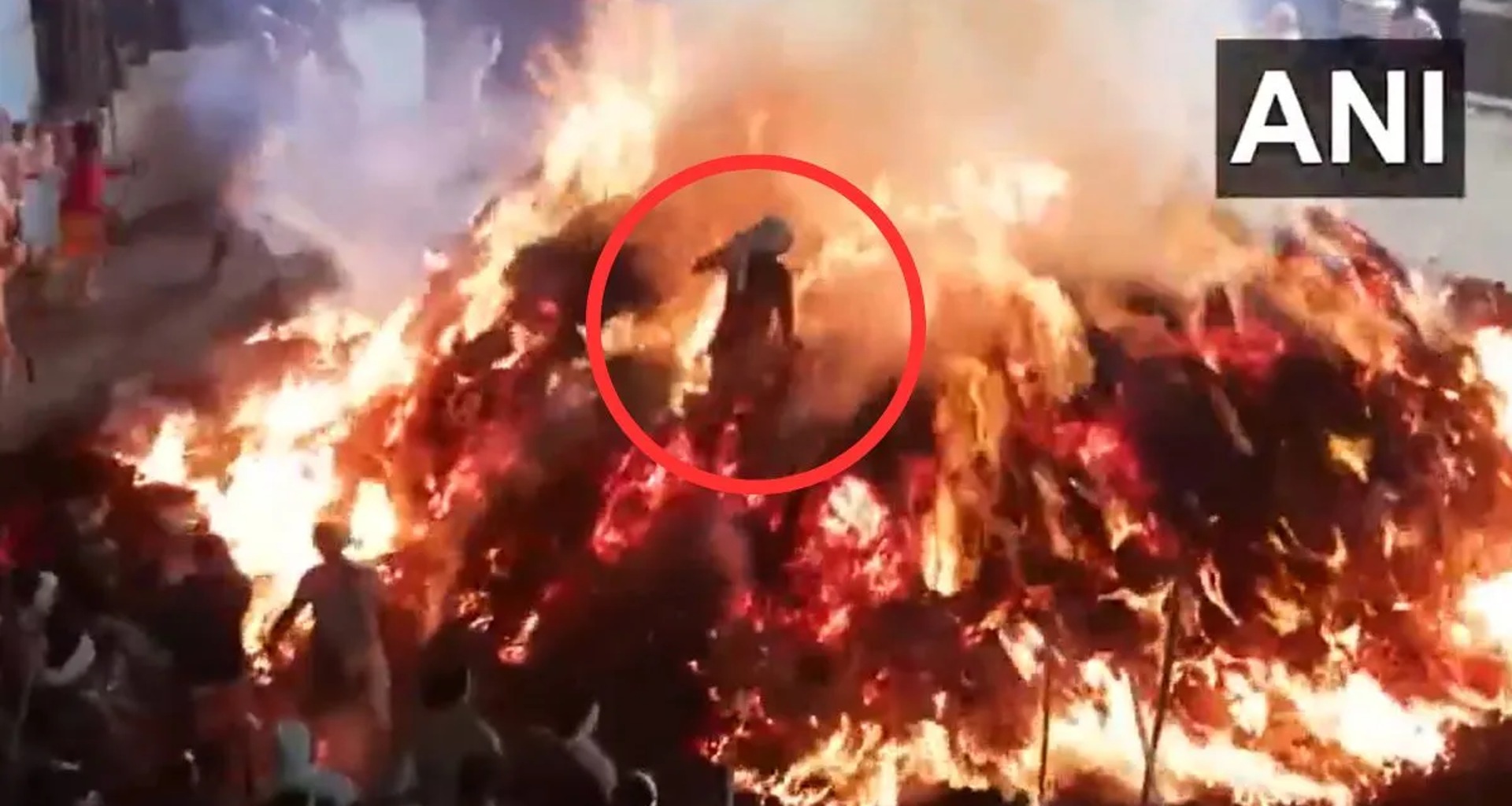 યુપી: મથુરામાં પ્રહલાદના વેશમાં એક વ્યક્તિ હોલિકા દહનની અગ્નિમાં કૂદી પડ્ય