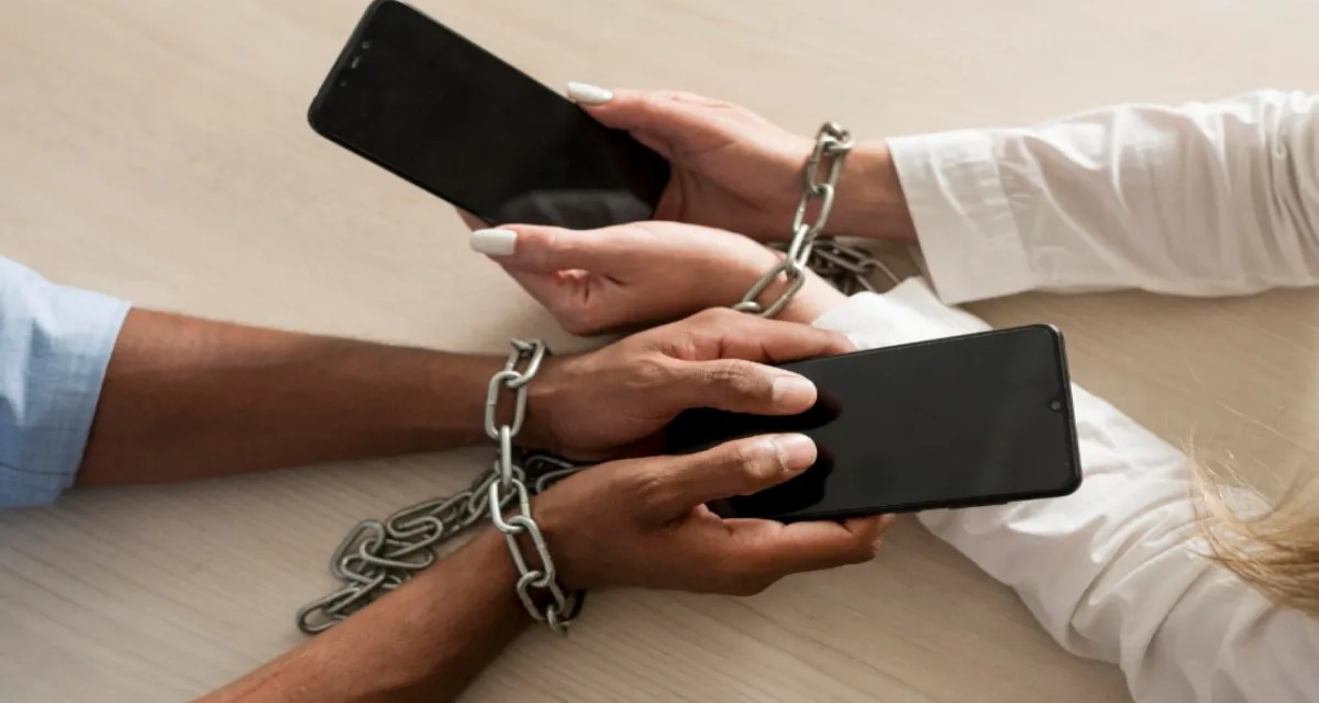 બુક કરેલા પાર્સલમાં ક્રેડિટ કાર્ડ, પાસપોર્ટ અને ડ્રગ્સ મળી આવ્યા,' ૩૨ કરોડ રૂપિયાની છેતરપિંડી કરનાર મહિલાની ડિજિટલ ધરપકડ