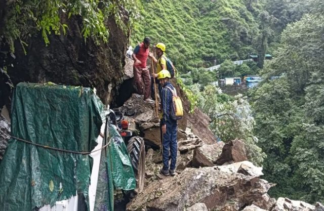 સોનપ્રયાગમાં ભૂસ્ખલન બાદ કેદારનાથ યાત્રા ખોરવાઈ; SDRF દ્વારા 100 યાત્રાળુઓને બચાવાયા