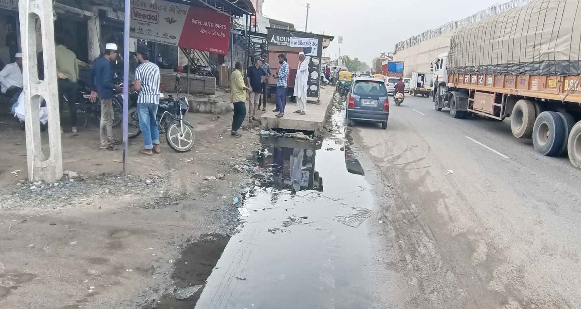 છાપી; વરસાદી પાણીની લાઈનમાં ગંદા પાણીનું કનેક્શન જોડાતા દુર્ગંધ મારતી ગંદગી રોડ ઉપર રેલાઈ