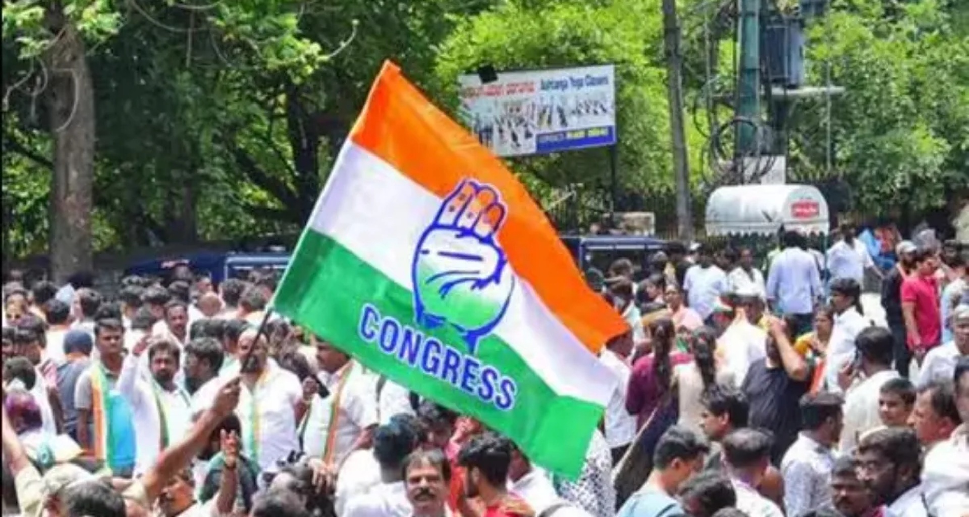 કોંગ્રેસે તેના લોકસભા સભ્યોને વ્હીપ જારી કર્યો