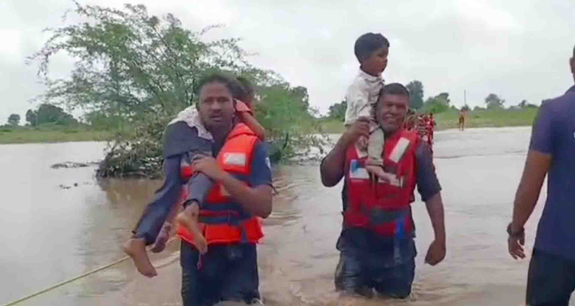 ખેડબ્રહ્મા ખાતે ભારે વરસાદથી સર્જાયેલી આપત્તિમાં ફસાયેલાં 12 જેટલા નાગરિકોનું સફળ રેસ્ક્યૂ કરાયું