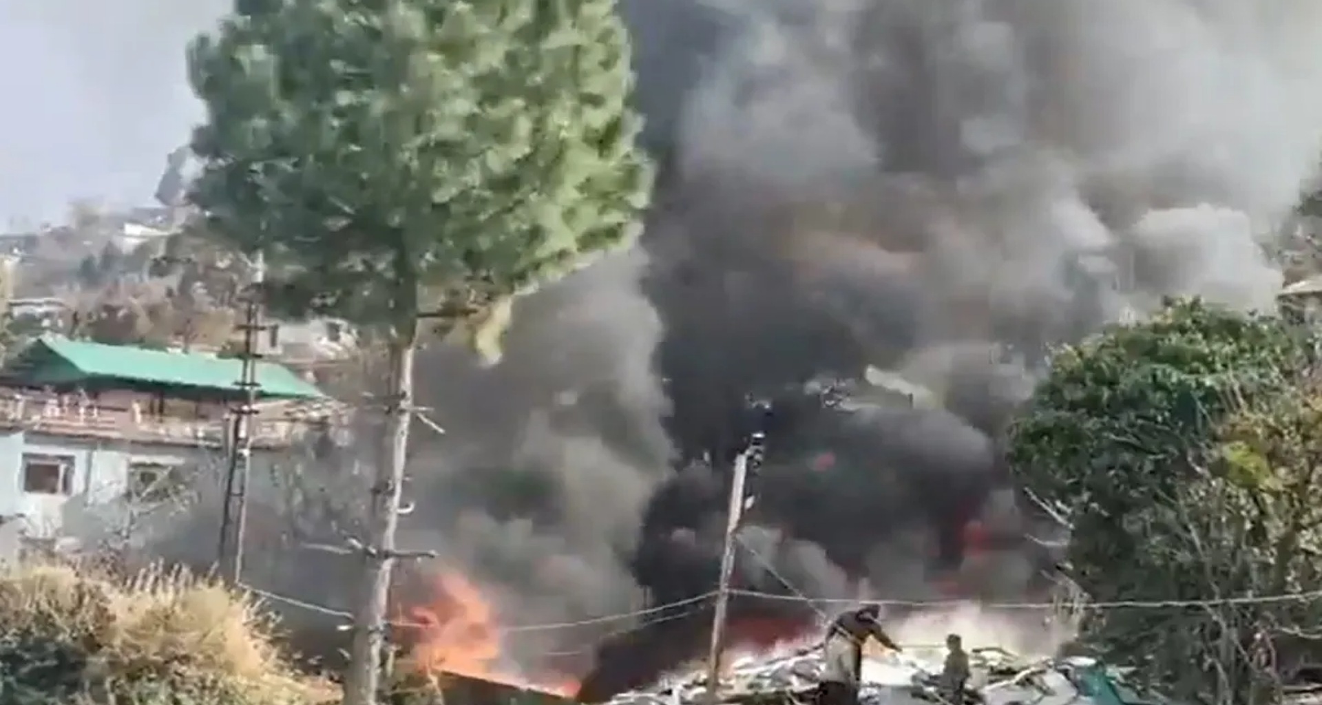 ઉત્તરાખંડમાં એક આર્મી કેમ્પમાં લાગી ભીષણ આગ, ફાયર બ્રિગેડના અનેક વાહનો ઘટનાસ્થળે દોડી આવ્યા