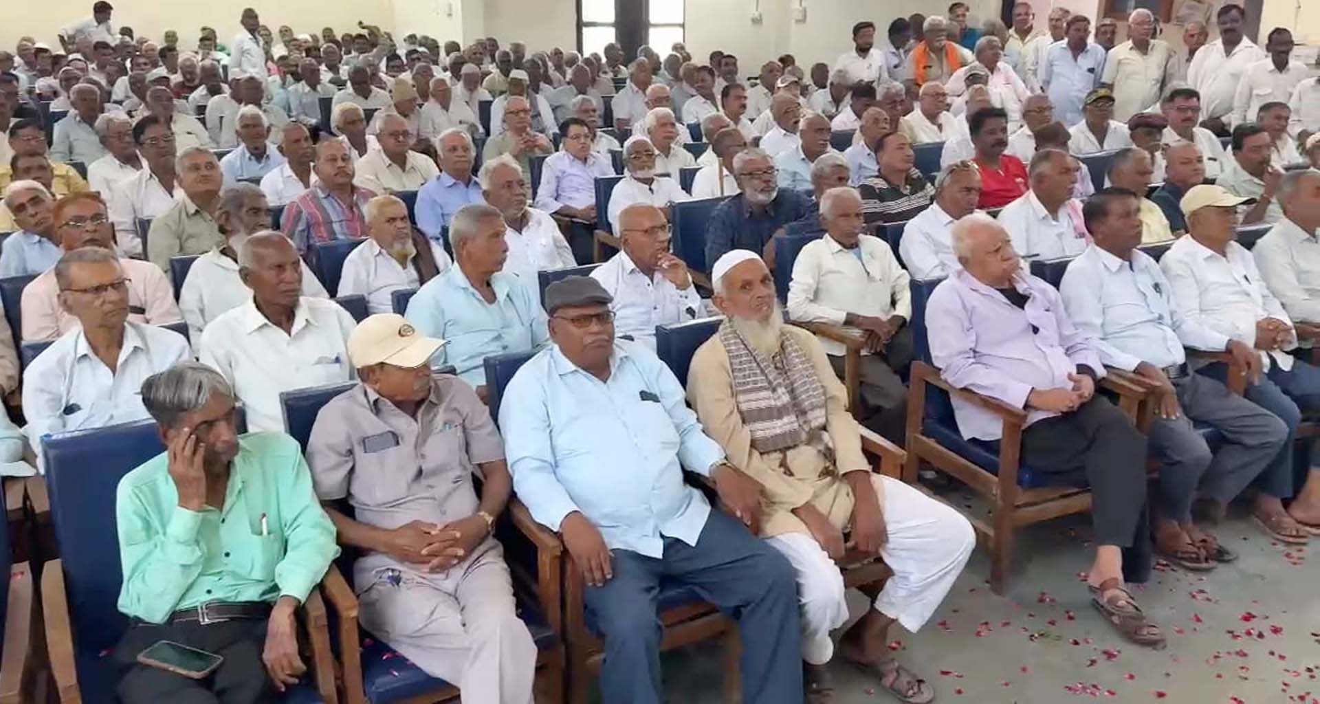 પાલનપુર ખાતે એસટીના નિવૃત્ત કર્મચારીઓ દ્વારા હાયર પેન્શનની માંગ