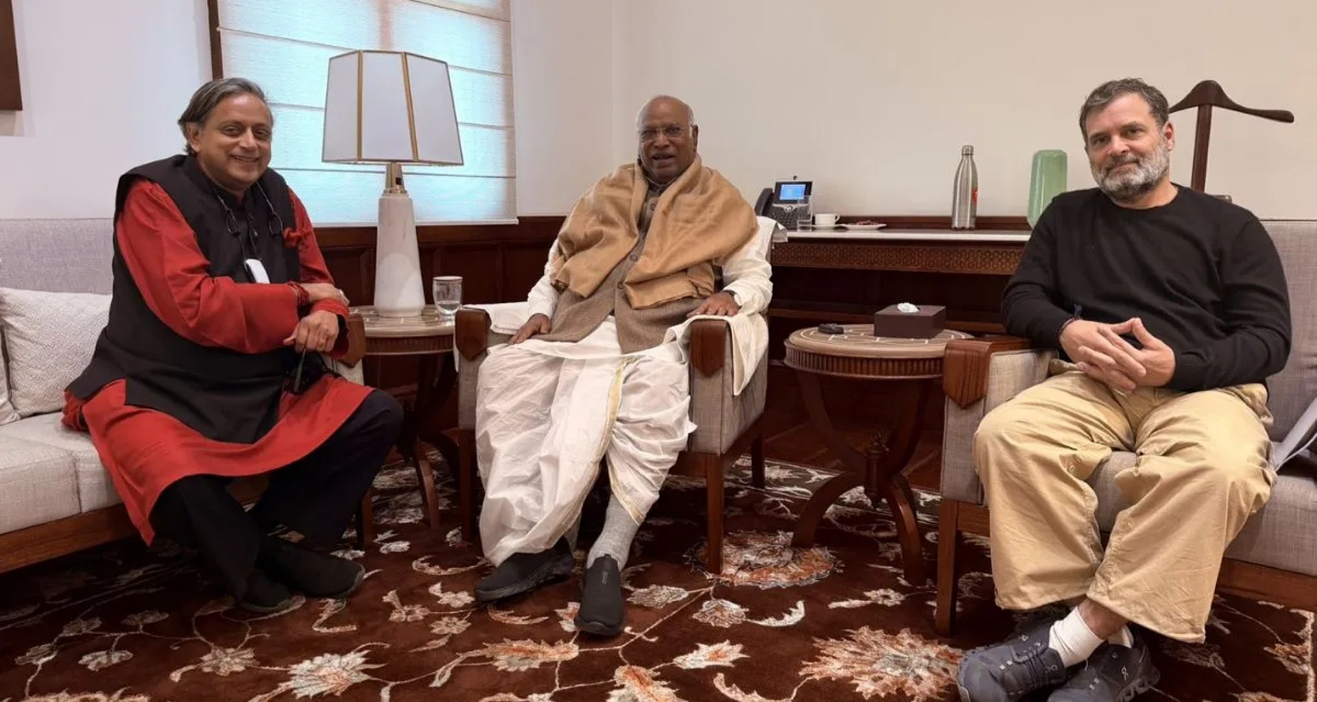 કોંગ્રેસ પાર્ટીમાં વિભાજનની અટકળો વચ્ચે, શશિ થરૂરે અને કોંગ્રેસ પ્રમુખ મલ્લિકાર્જુન ખડગે રાહુલ ગાંધી સાથે મુલાકાત કરી