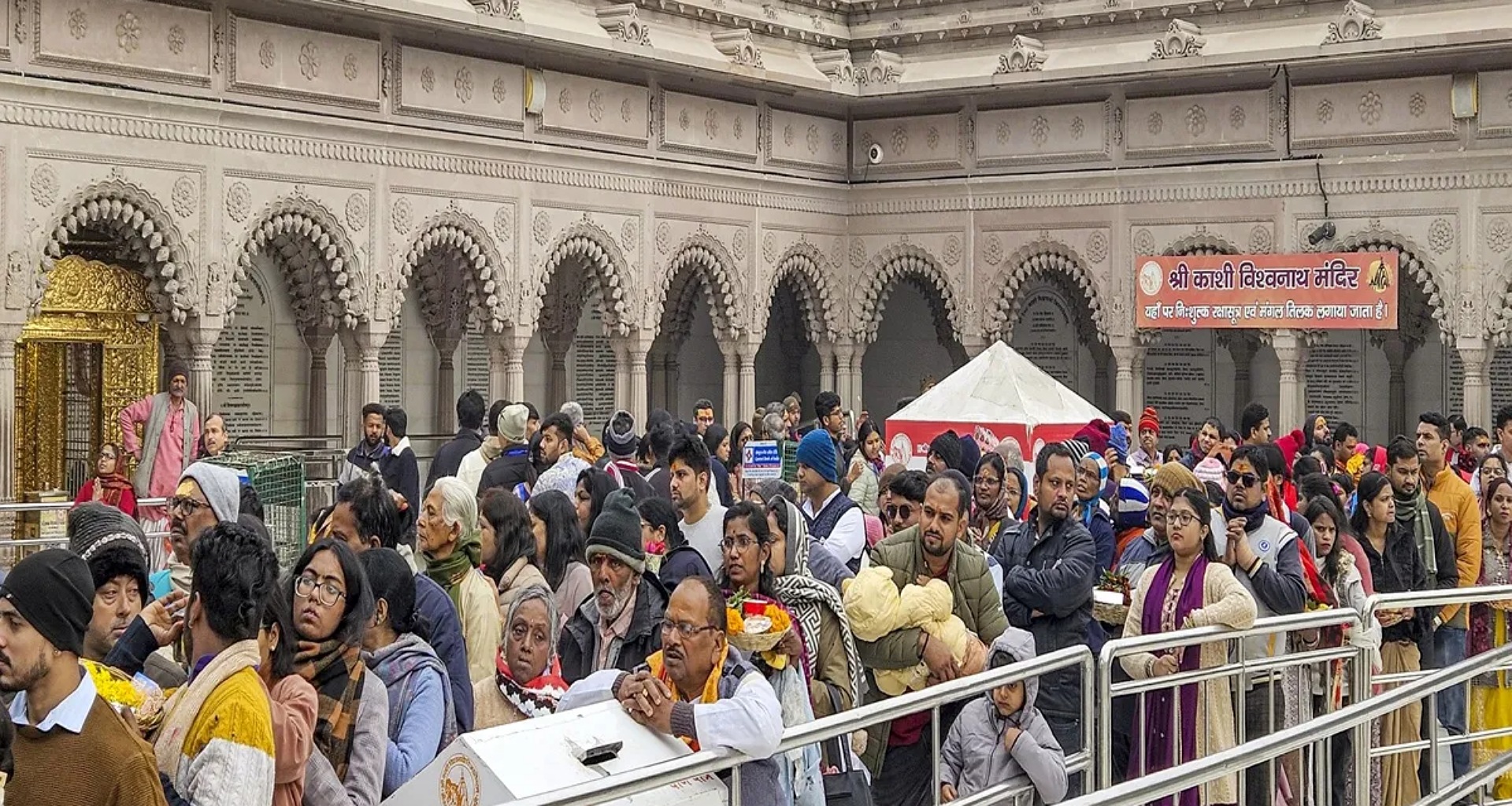 નવા વર્ષના દિવસે દેશભરના મંદિરોમાં ભક્તોની ભીડ જામી