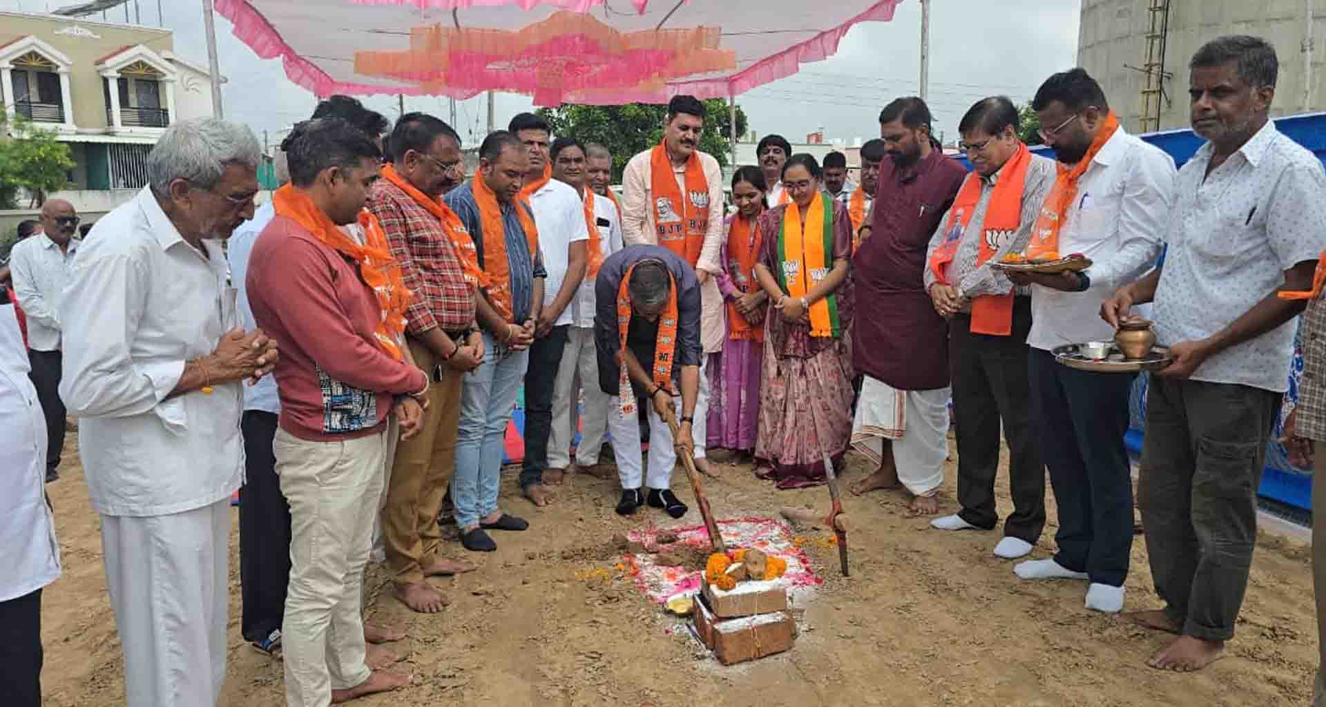 પાટણના નિમૅળ નગરના માગૅ પર રૂ.૨૫ લાખ ના ખર્ચે તૈયાર થનાર બોરવેલ નું ખાતમુહુર્ત કરાયું