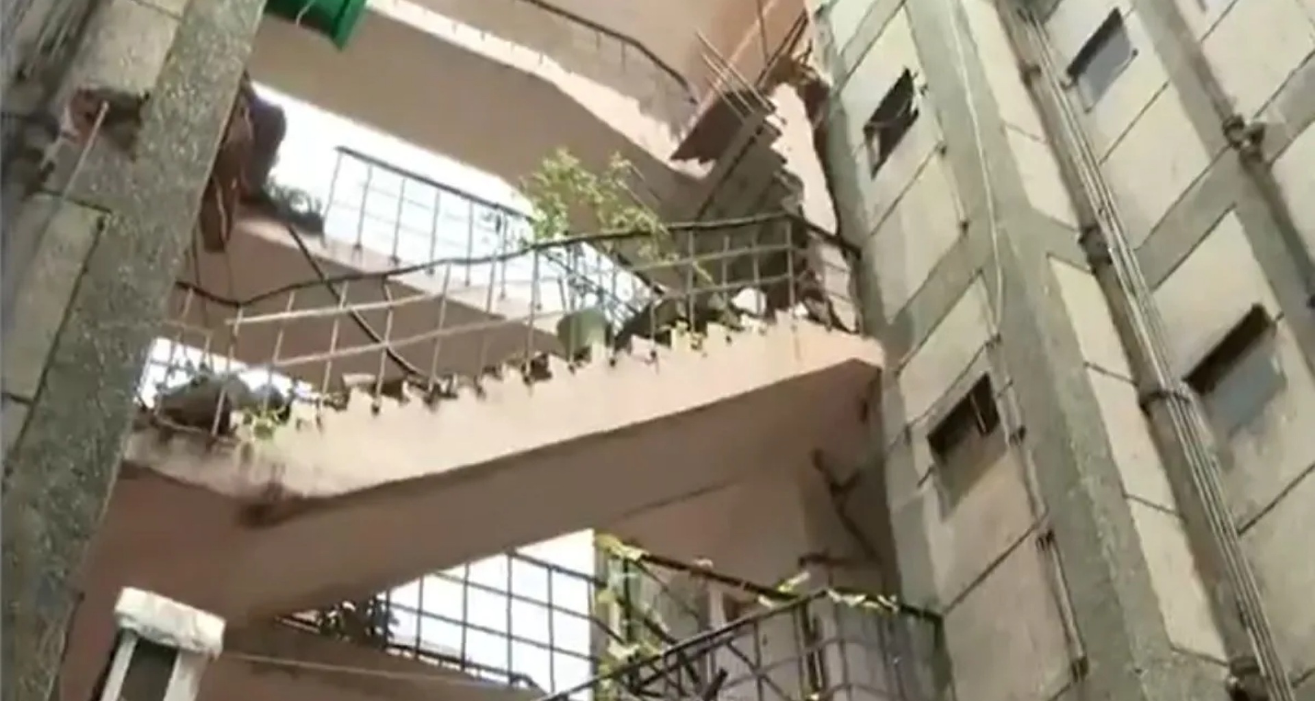 ગાઝિયાબાદના વસુંધરામાં 4 માળની ઇમારતની સીડી ધરાશાયી, બિલ્ડિંગના રહેવાસીઓ ફ્લેટમાં ફસાયા