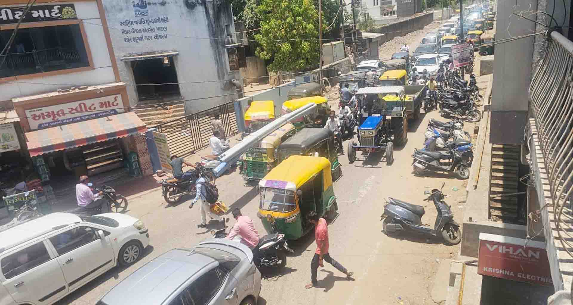 પાટણના પ્રથમ રેલવે ગરનાળા વિસ્તારમાં અવાર-નવાર સર્જાતિ ટ્રાફિકની સમસ્યાથી લોકો પરેશાન