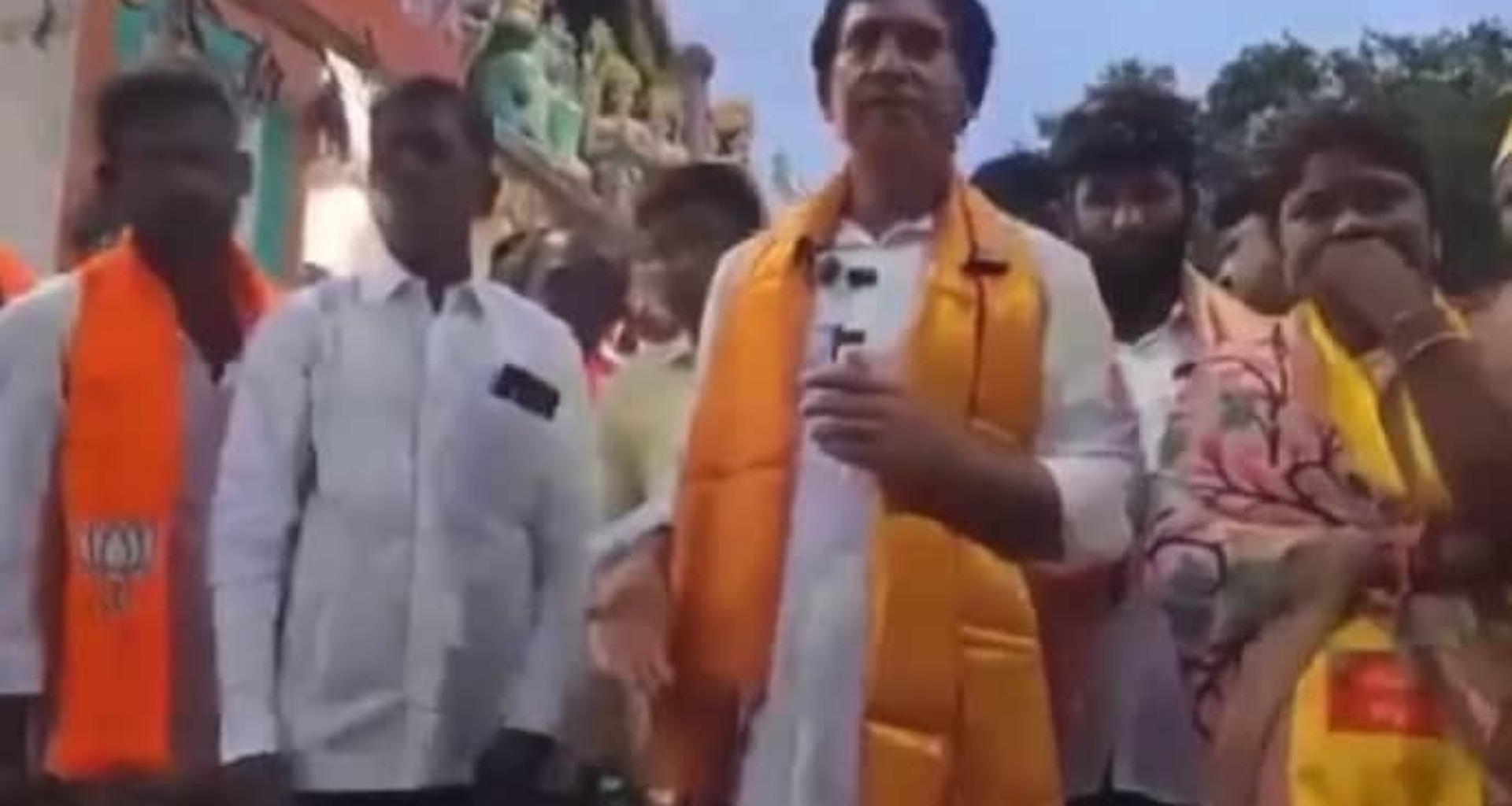 આંધ્રપ્રદેશના ભાજપ ધારાસભ્યએ દલિત સરપંચને સ્ટેજ પર જવા દેવાનો ઇનકાર કર્યો, વીડિયો સામે આવતા લોકોમાં રોષ ફેલાયો