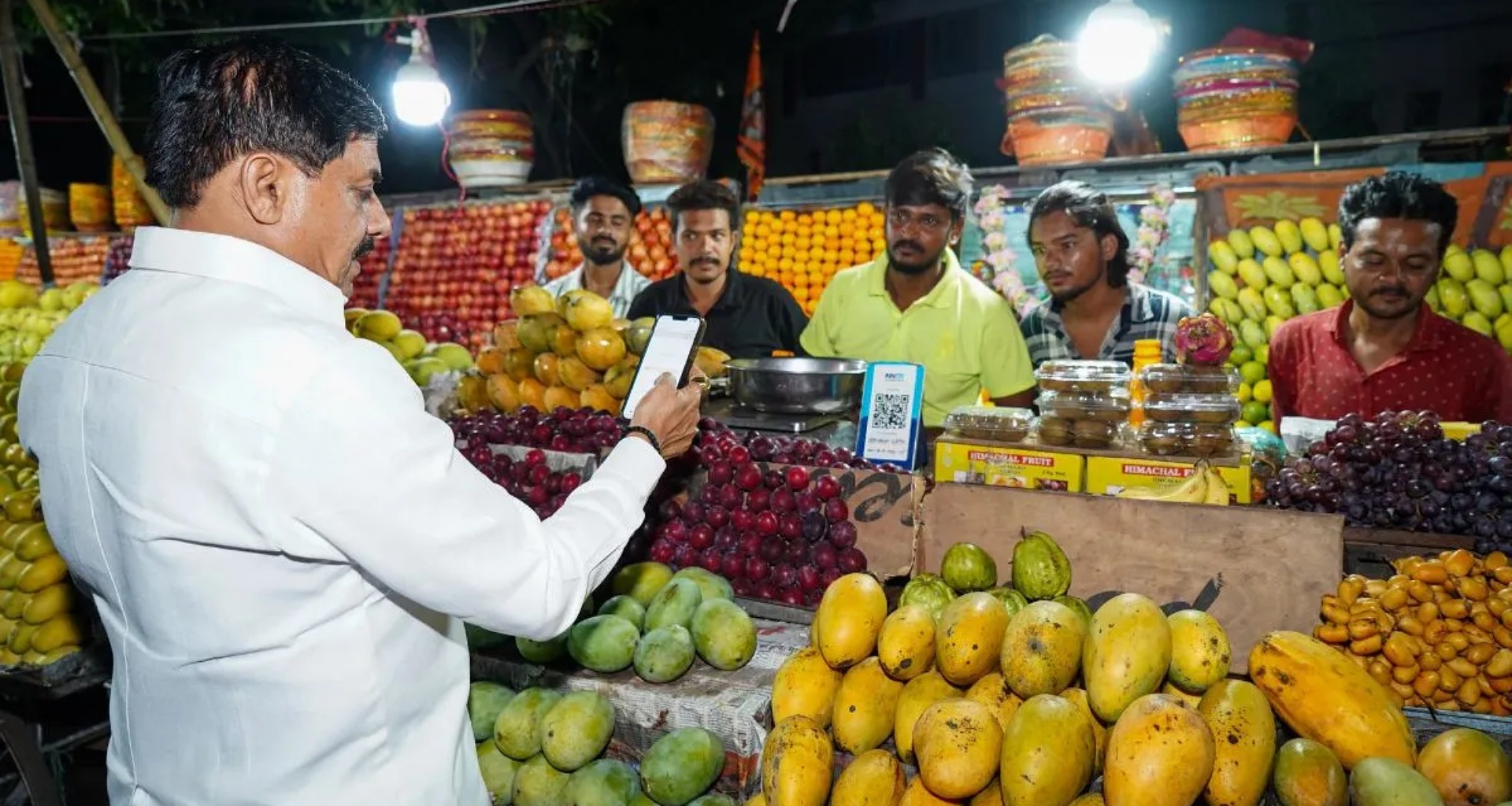 સીએમ મોહન યાદવની સાદગી ફરી જોવા મળી, ભોપાલના રસ્તાઓ પર ફળો ખરીદ્યા, ટ્રાફિક લાઇટ પર ગાડી રોકી; કોઈ કાફલો નહોતો