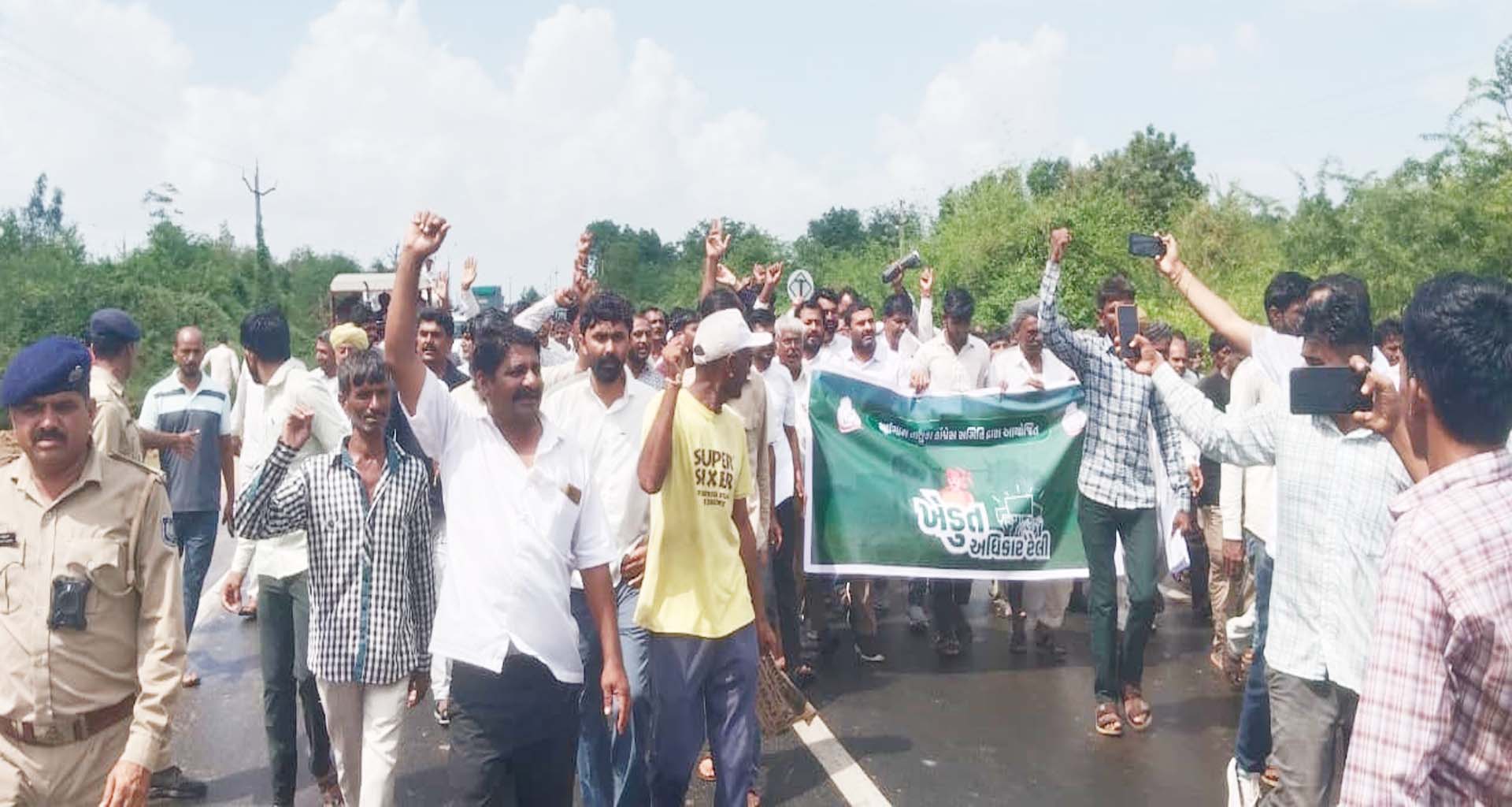 સુઈગામમાં જિલ્લા કૉંગ્રેસ પ્રમુખની આગેવાની હેઠળ ખેડૂત અધિકાર રેલી યોજાઈ