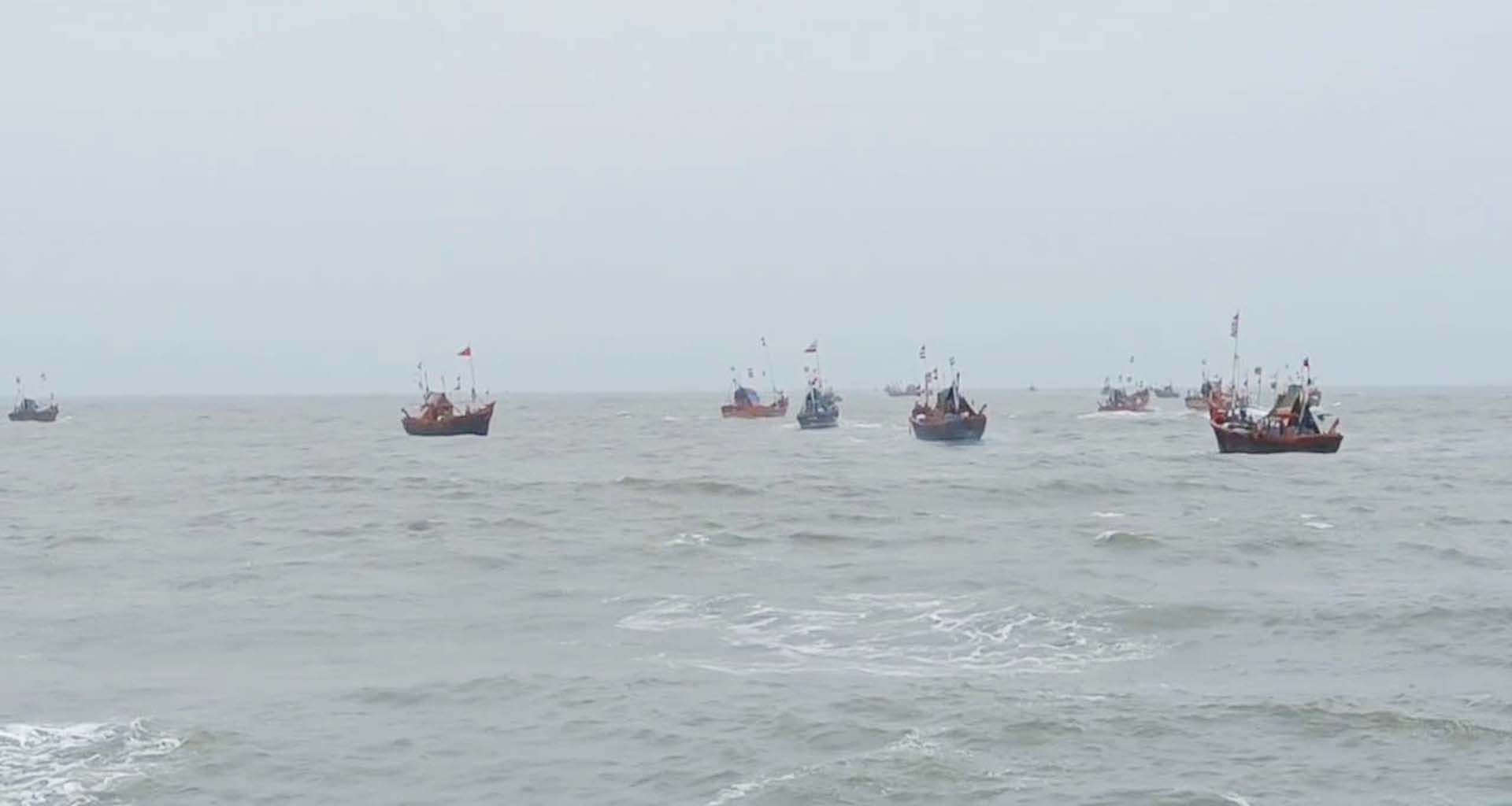 વેરાવળ ફિશરીઝ વિભાગ દ્વારા બોટોને પરત બોલાવવા કવાયત હાથ ધરી