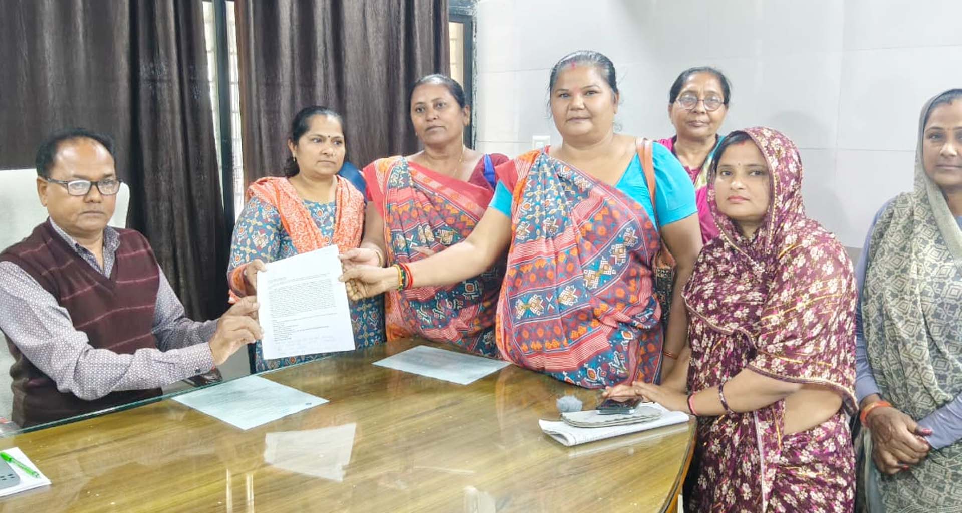 ભાભર તાલુકાના તેતરવા સેજાના સુપરવાઈઝરની બદલી થતાં આવેદનપત્ર અપાયું