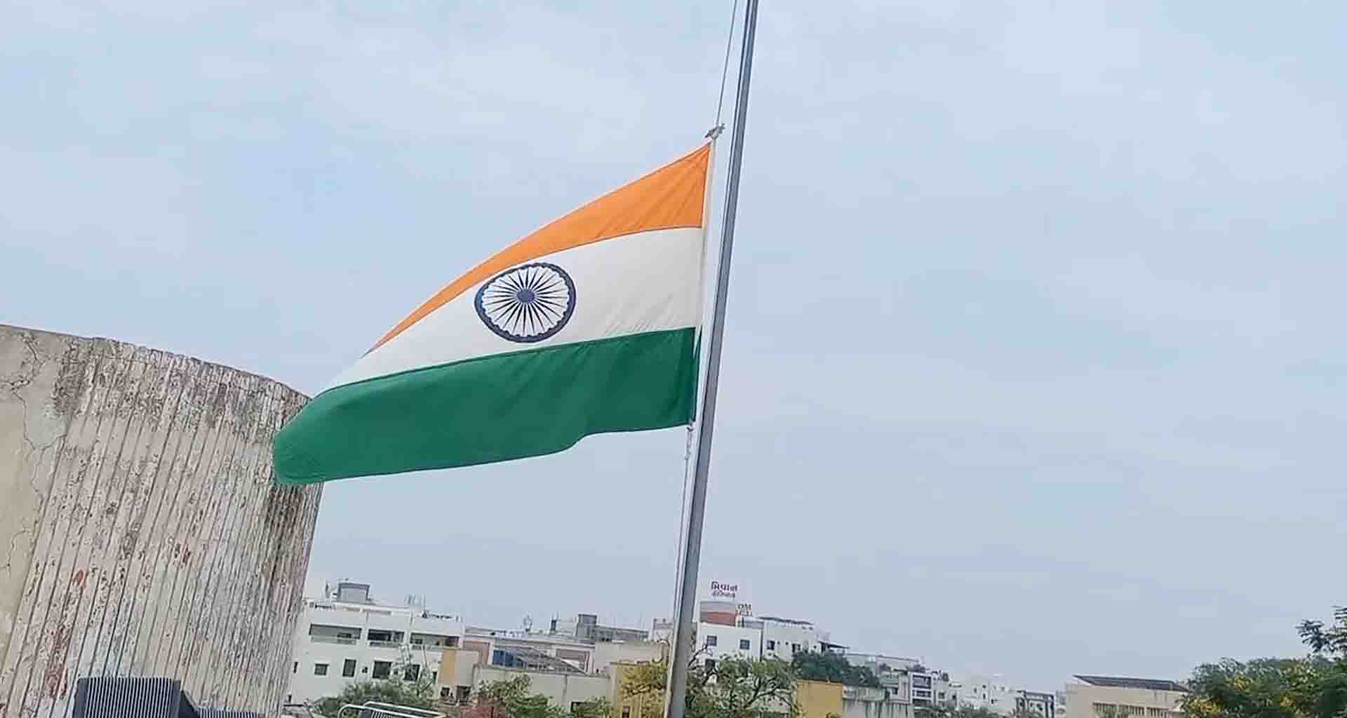 પૂર્વ સી.એમ.ના નિધનને લઈને; પાલનપુરની સરકારી કચેરીઓ પર રાષ્ટ્રધ્વજ અર્ધી કાઠીએ