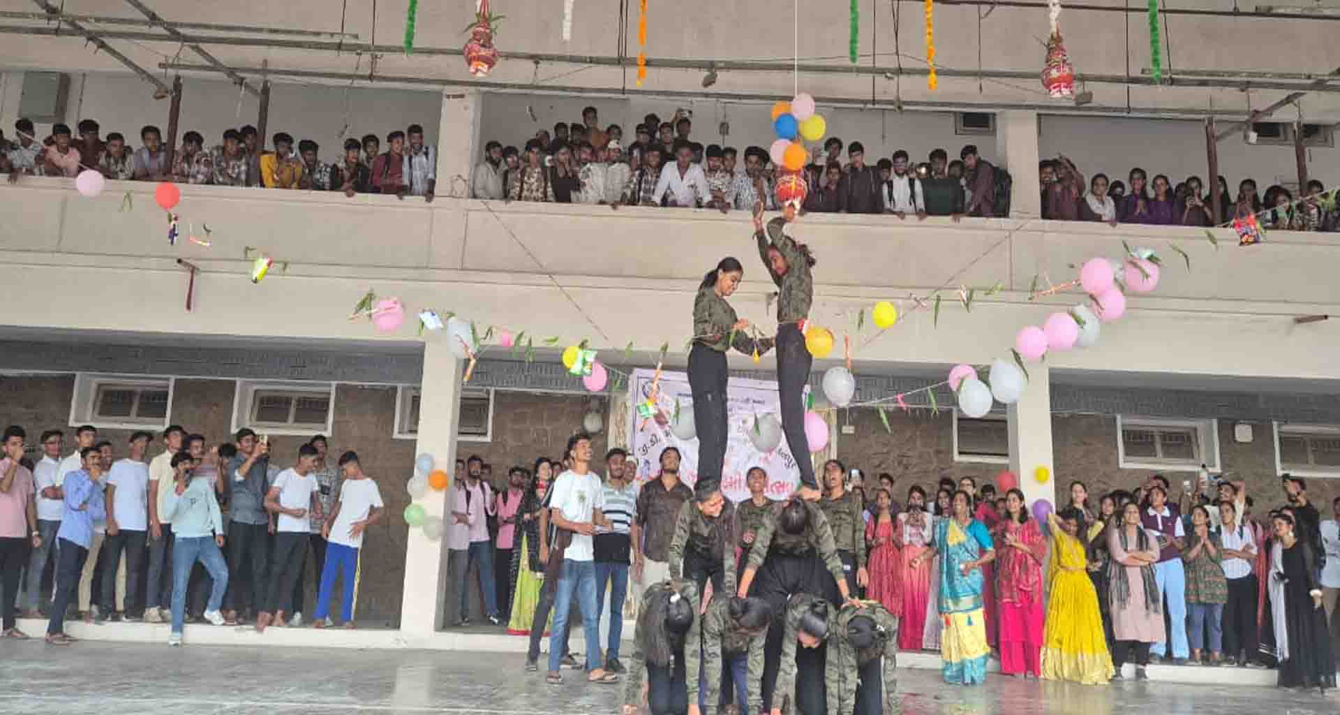 પાલનપુરના જી.ડી. મોદી કોલેજ ઓફ આર્ટ્સના ઓપન એર થિયેટરમાં કૃષ્ણ જન્મોત્સવ પર્વની ઉજવણી કરાઈ