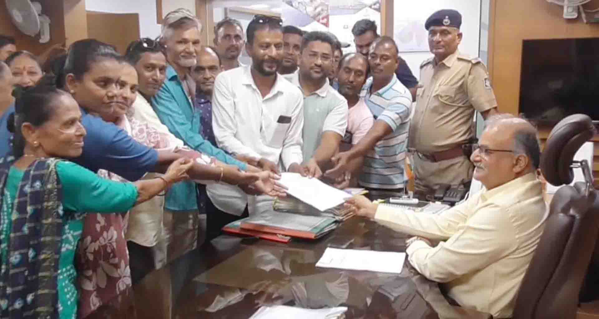 પાટણ શહેરના કનસડા દરવાજાથી રોટરીનગર - અનાવાડા રોડ પરની સમસ્યાઓ દુર કરવા રહીશો કલેકટર કચેરીએ પહોંચ્યા