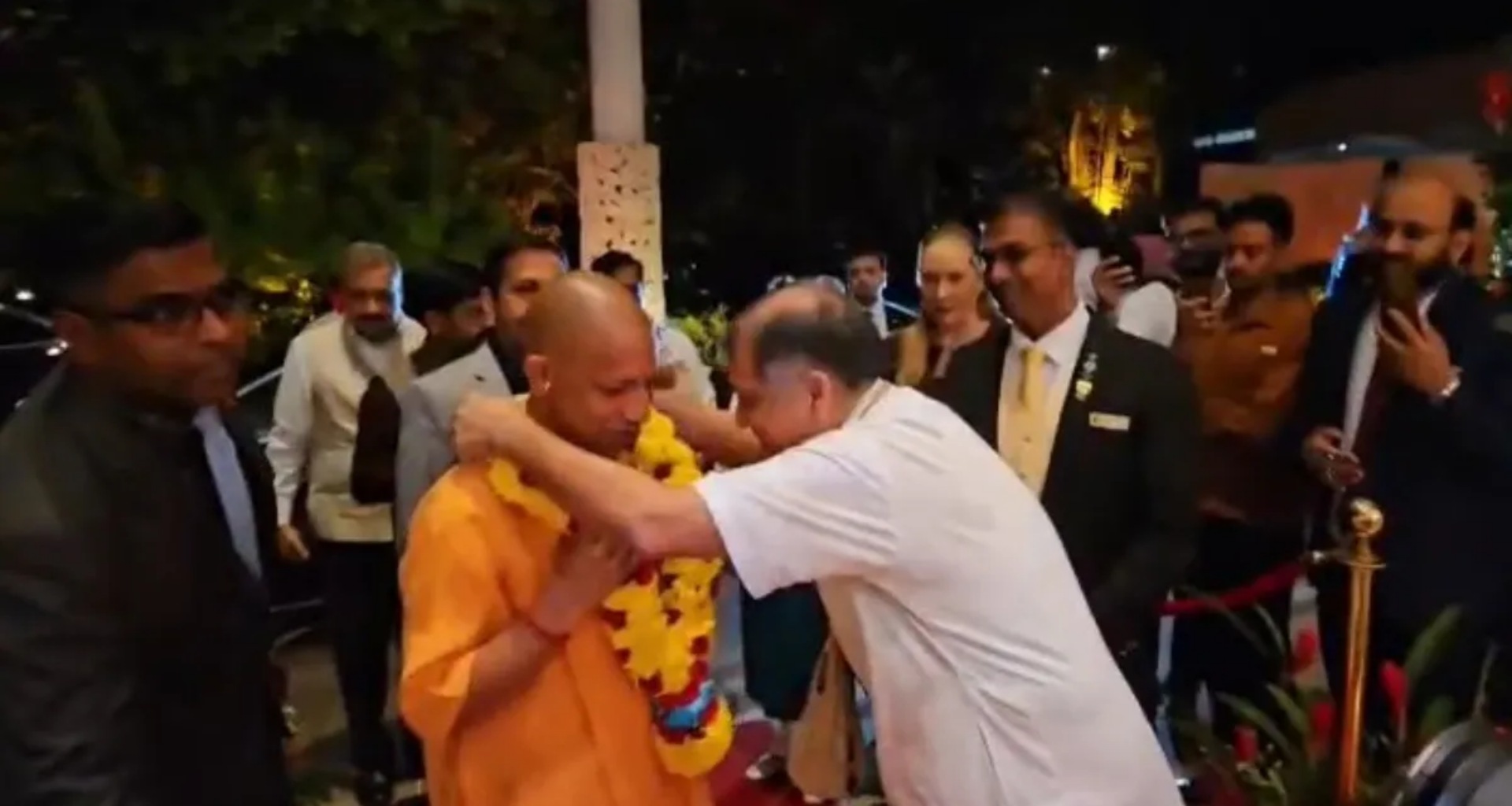 સિંગાપોર મુલાકાત દરમિયાન મુખ્યમંત્રી યોગી આદિત્યનાથનું હોટલની બહાર ભવ્ય સ્વાગત કરવામાં આવ્યું