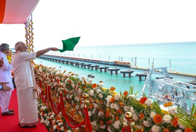 વડાપ્રધાન નરેન્દ્ર મોદીએ ભારત અને રામેશ્વરમ ટાપુને જોડતો દેશનો પ્રથમ વર્ટિકલ લિફ્ટ સી બ્રિજનું લોકાર્પણ કર્યુ