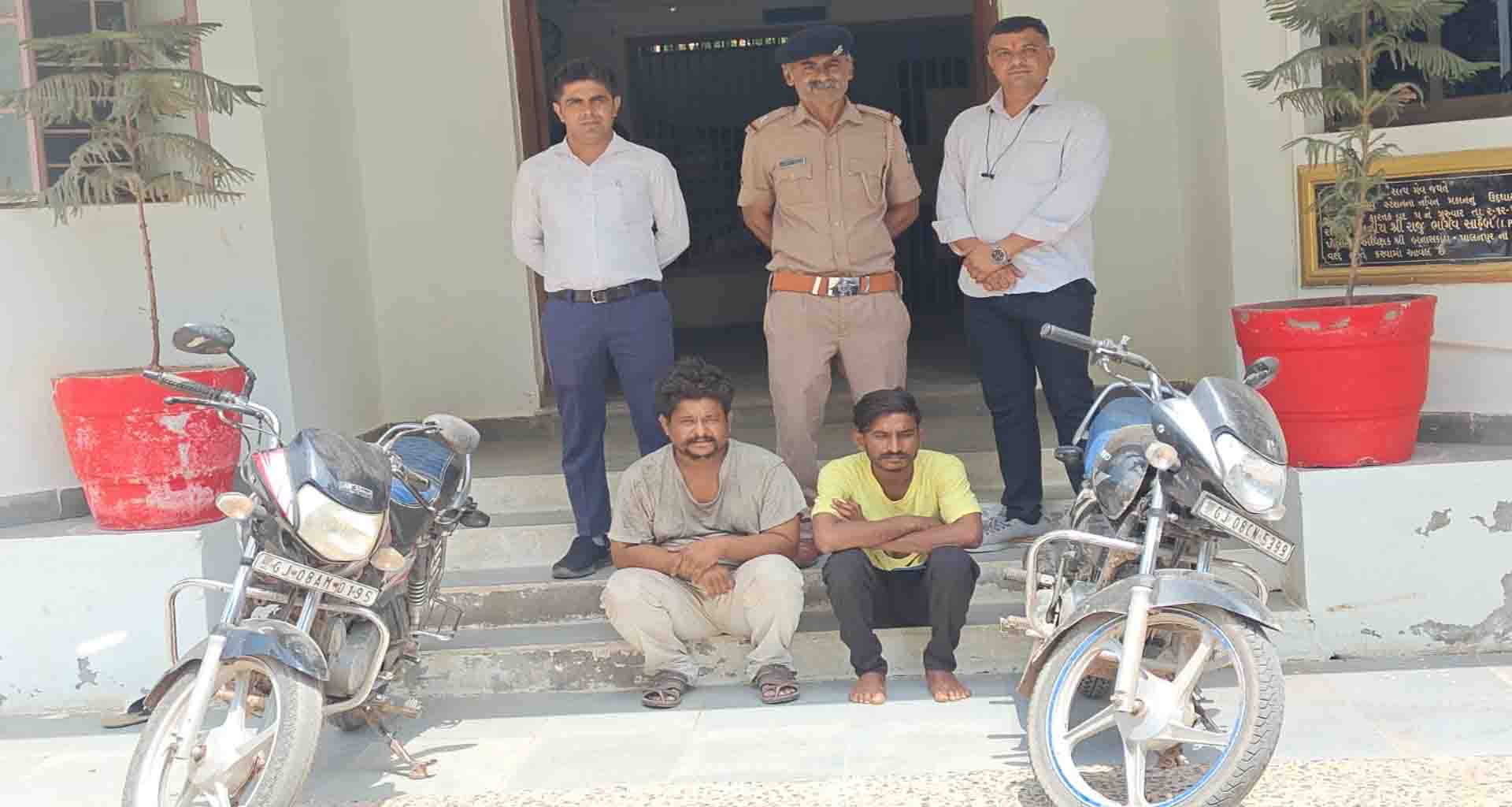 ભાભર પોલીસે ચોરીના બે બાઈક અને એક રિક્ષા ઝડપી ત્રણ આરોપીની અટકાયત