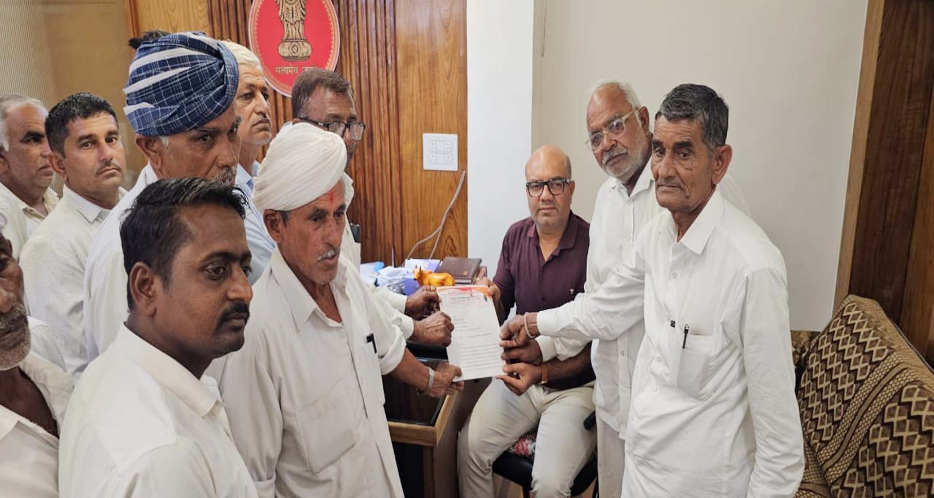 ભારતીય કિસાન સંઘના નેજા હેઠળ હજારો ખેડૂતોએ નાયબ કલેક્ટરને આવેદનપત્ર આપ્યું