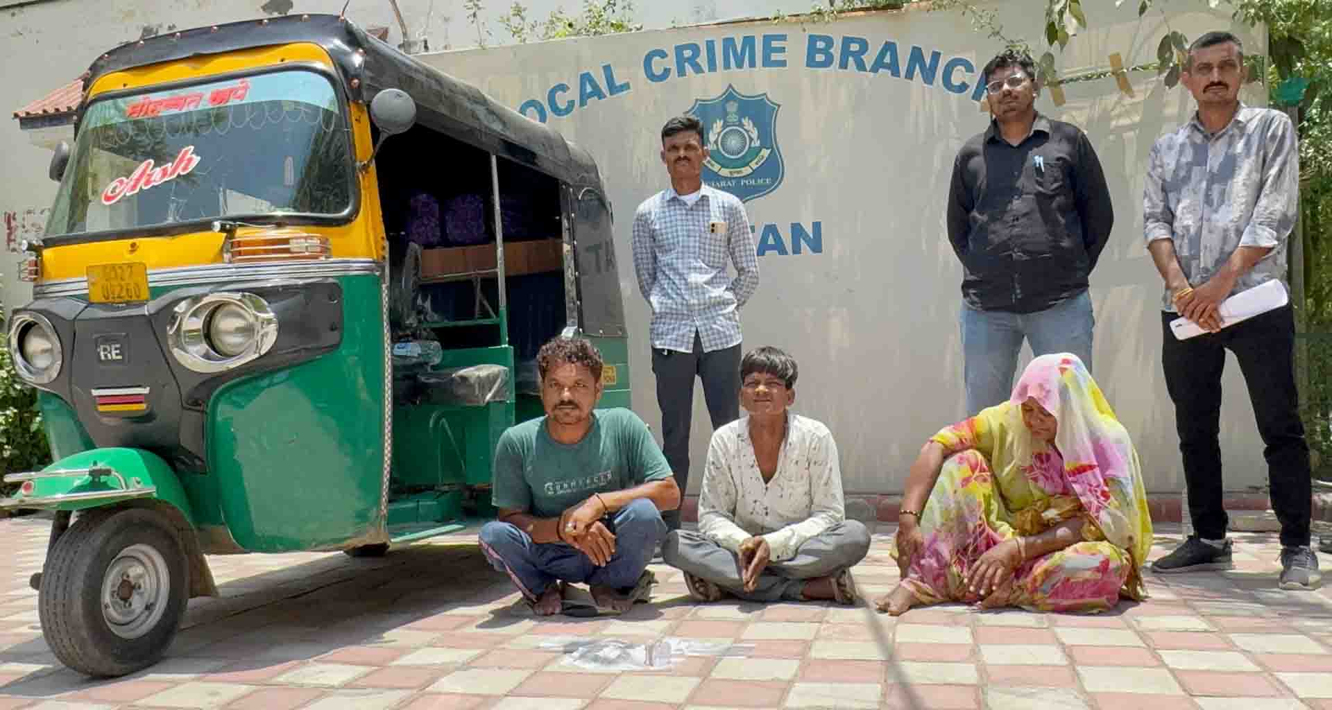 ઓટો રિક્ષામાં પેસેન્જરો ને બેસાડી તેમના દર - દાગીના અને રોકડ ચોરી કરતી ગેંગનો પર્દાફાશ