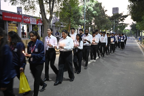 રાષ્ટ્રીય રક્ષા યુનિવર્સિટી દ્વારા રોડ ટ્રાફિક અકસ્માતોના પીડિતો માટેના વિશ્વ સ્મૃતિ દિવસે માર્ગ અકસ્માતના પીડિતોને યાદ કરવામાં આવ્યા
