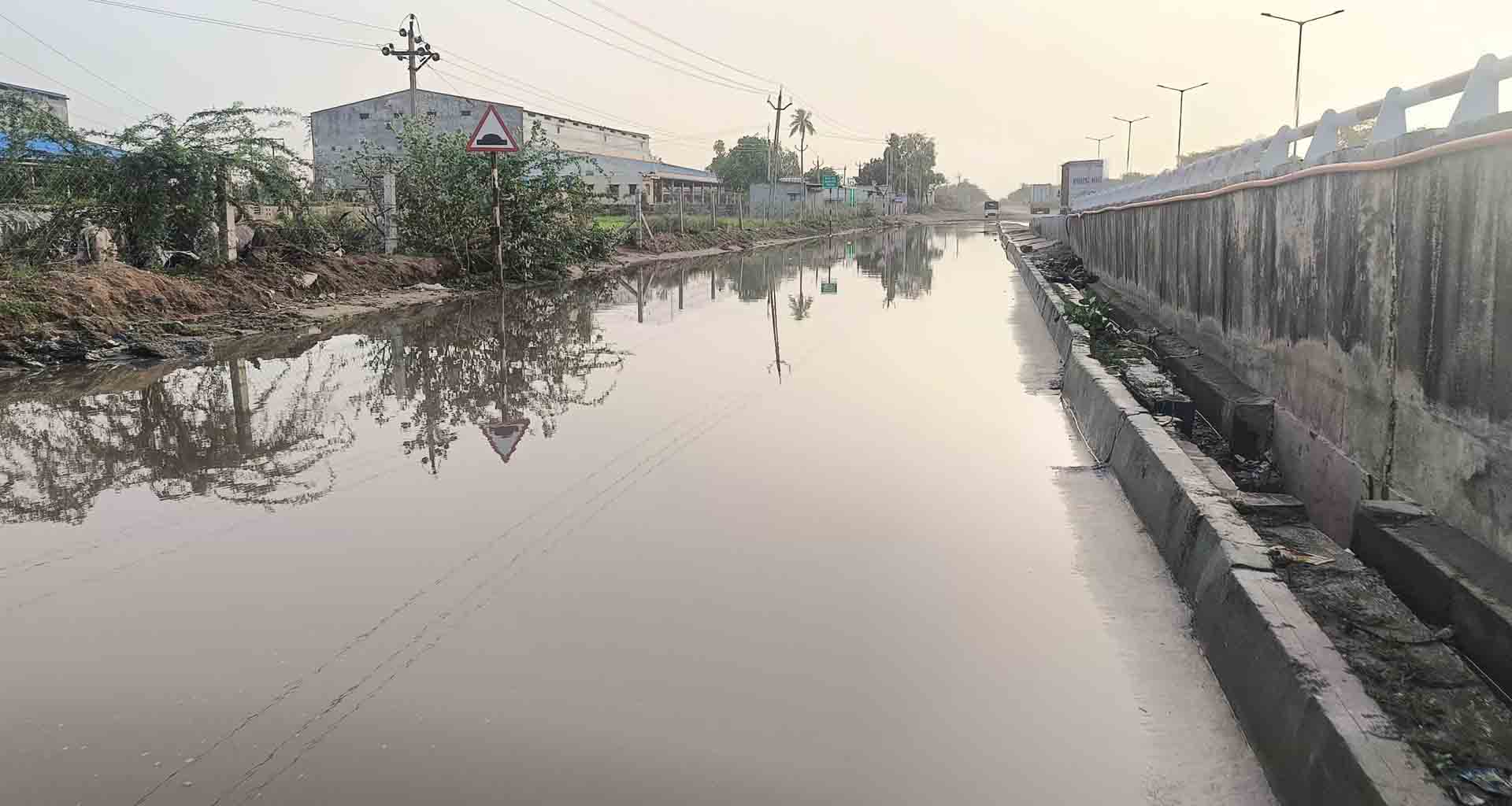 ડીસા વડાવલ નજીક રોડ પર પાણી ભરાતાં અકસ્માતની ભિતિ