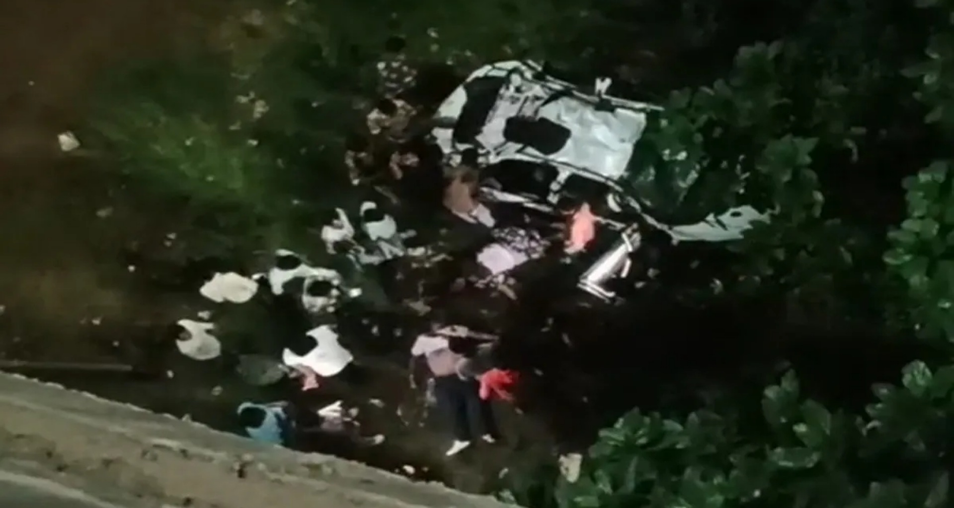 ગુજરાત: પુલ તોડીને કાર 40 ફૂટ નીચે નદીમાં પડી, ચાર યુવાનોના મોત