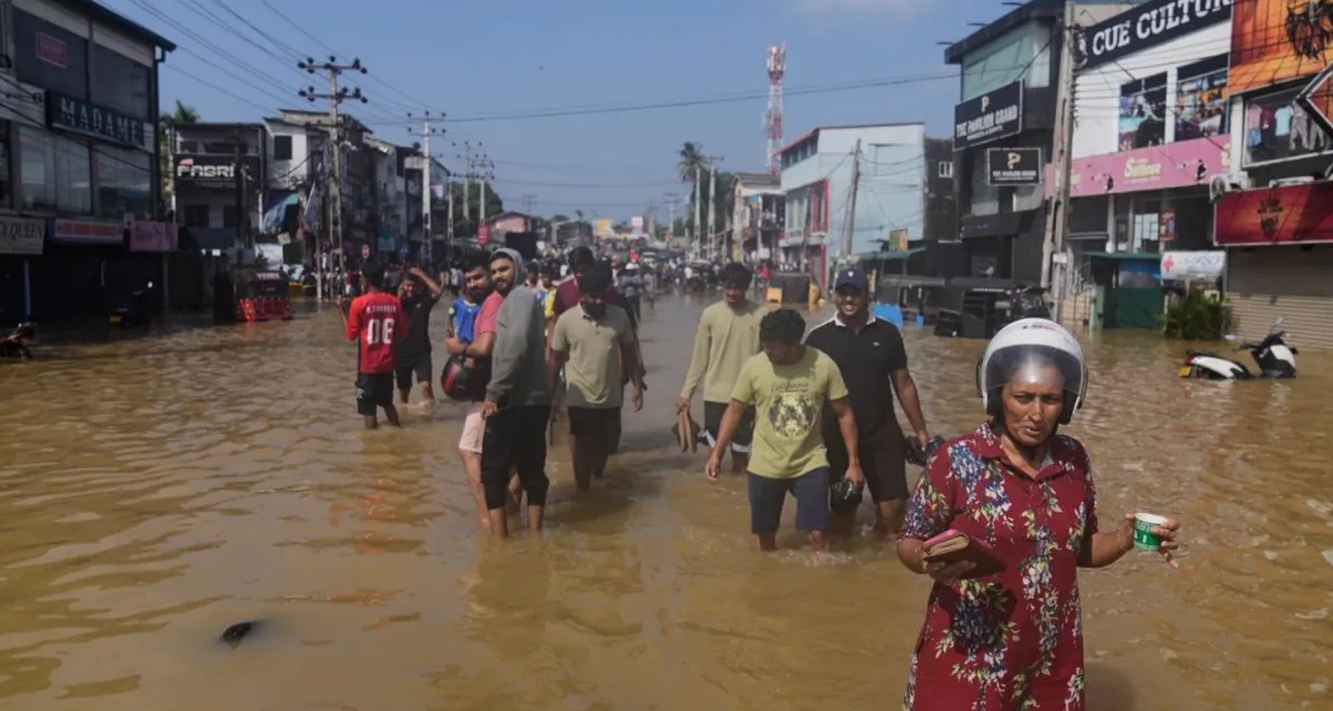 ઇન્ડોનેશિયાના સુમાત્રામાં ભીષણ પૂરમાં 300 થી વધુ લોકોના મોત