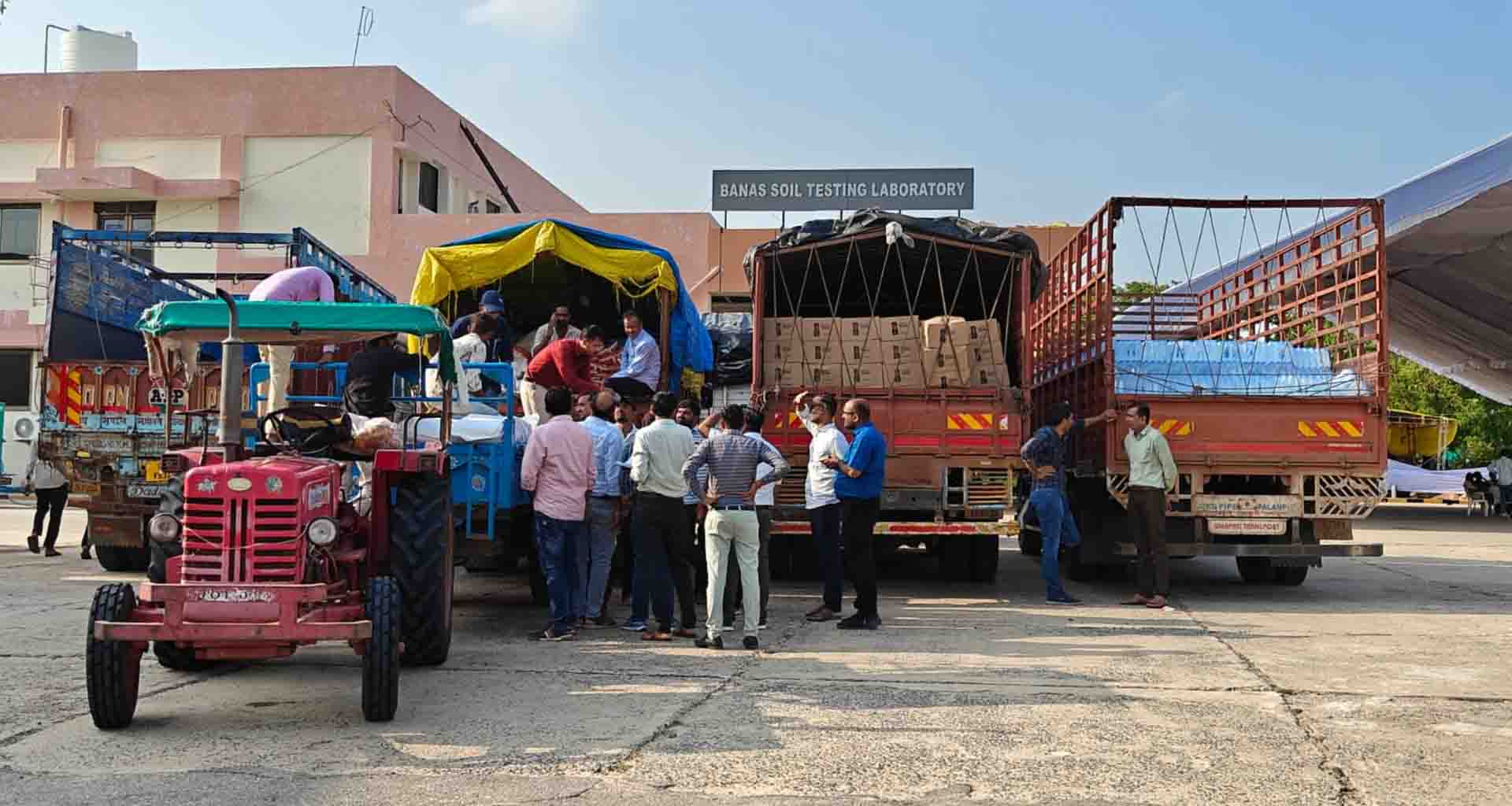 બનાસકાંઠા કલેક્ટરના નેતૃત્વમાં સુઈગામમાં પુરગ્રસ્ત ગામો સુધી ફૂડ પેકેટ અને પાણીની બોટલનું વિતરણ