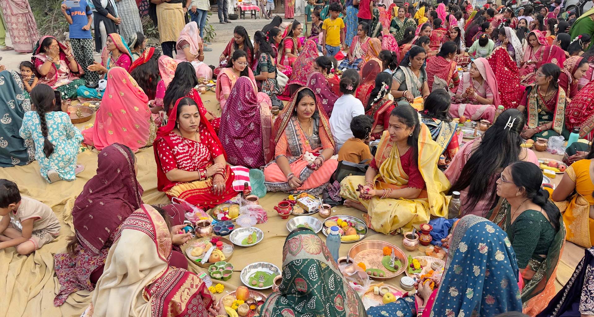 પાટણમાં 200 મહિલાઓએ સમૂહમાં કરવા ચોથનું પુજન કરી પતિના નિરોગી આયુષ્યની કામના કરી